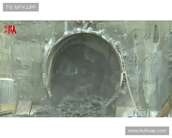 挖掘机配合盾构机出渣